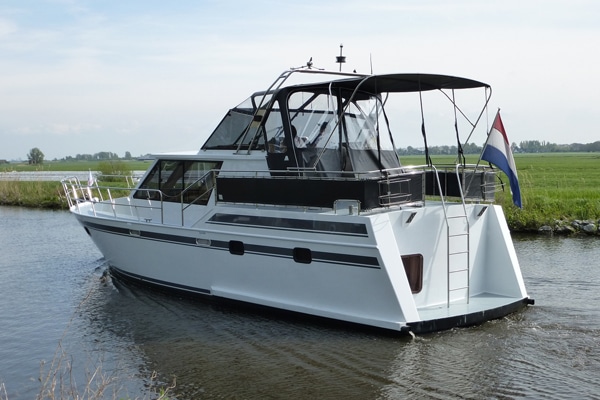 Heckansicht Motoryacht Eagle 1250