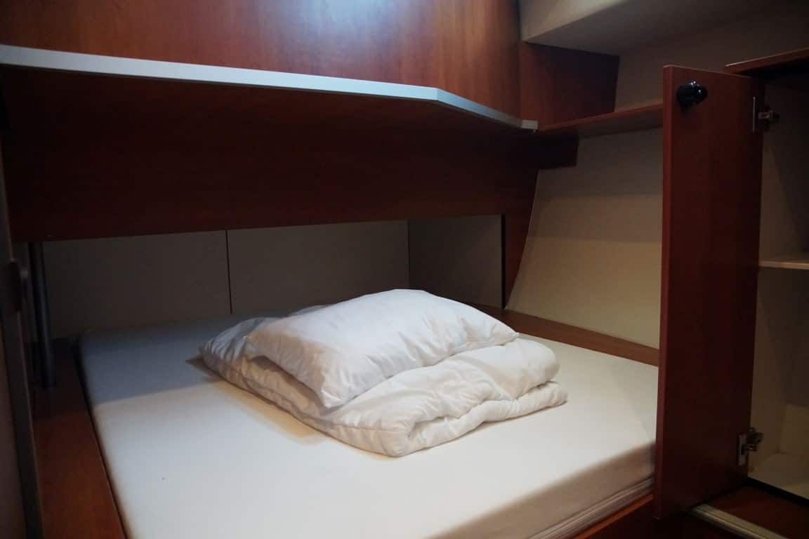 Bett Seitenkabine Unterflur Motorboot Ryna 1400