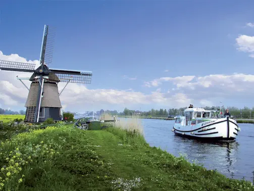 Penichette Boot neben Windmühle Niederlande