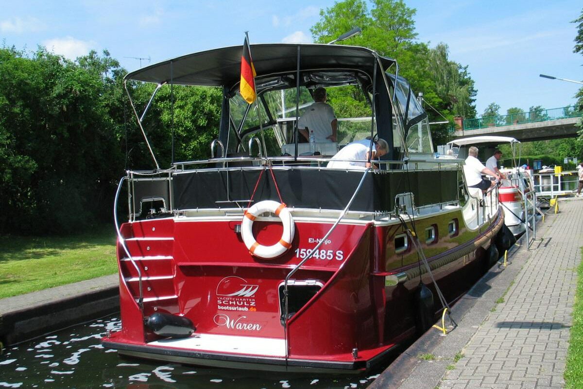 Heckansicht Babro 1150 in Schleuse