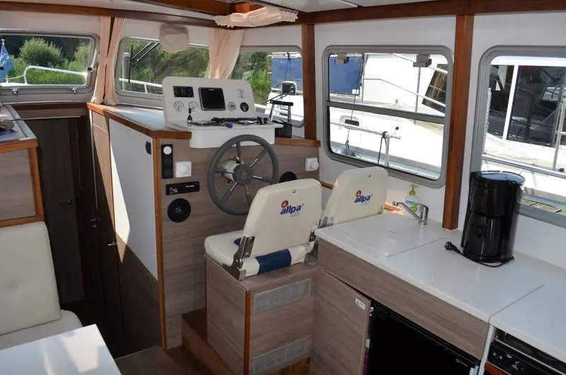 Innensteuerstand Motoryacht Bravoure 34 Twin