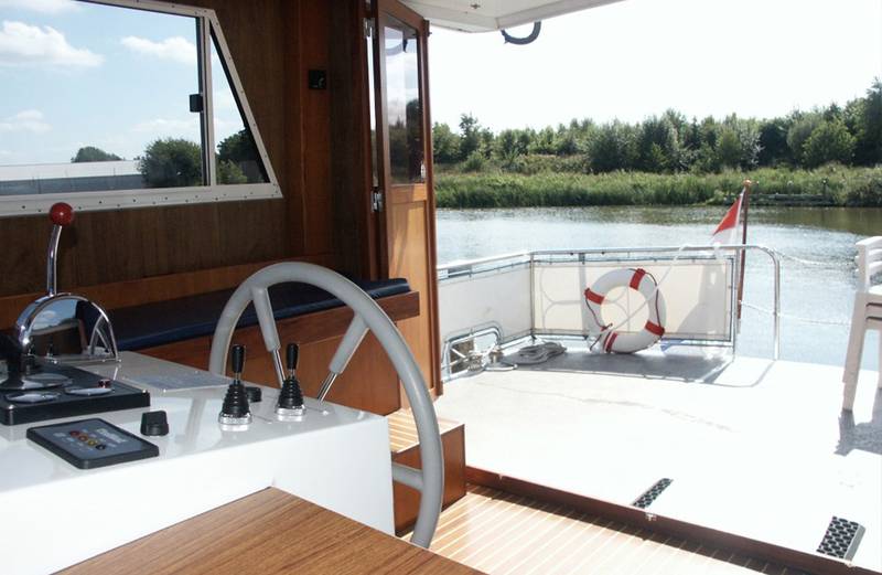 Innensteuerstand Motoryacht Renal 50 Pilot
