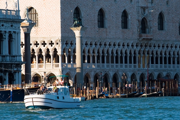 Mit dem Boot nähe Venedig fahren