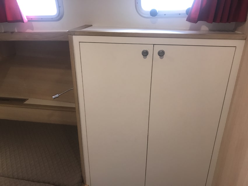 Schrank und Stauraum seitliche Kabine