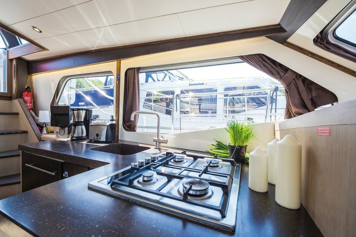 Küche und Pantry auf Aventura 43