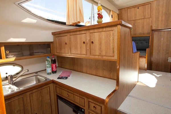 Kueche auf Hausboot Countess Le Boat