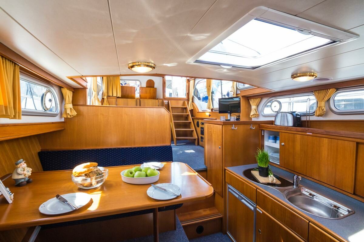Küche und Dinette auf Pedro Skiron 2