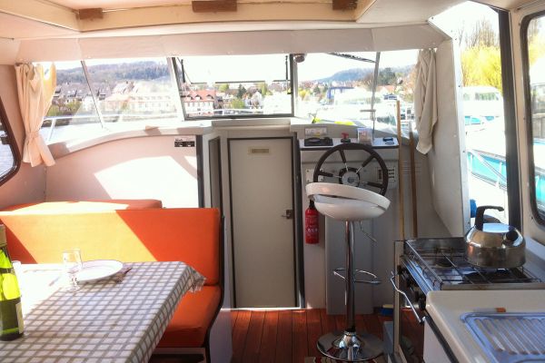 Küche und Innensteuerstand Riviera 920