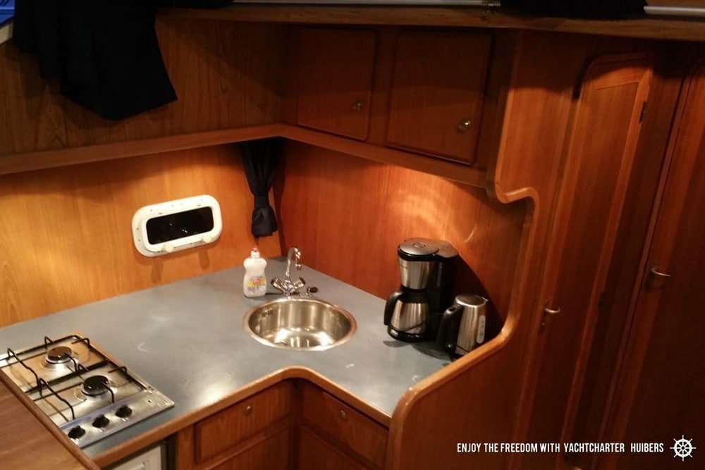 Küchenbereich auf Motorboot Majoris