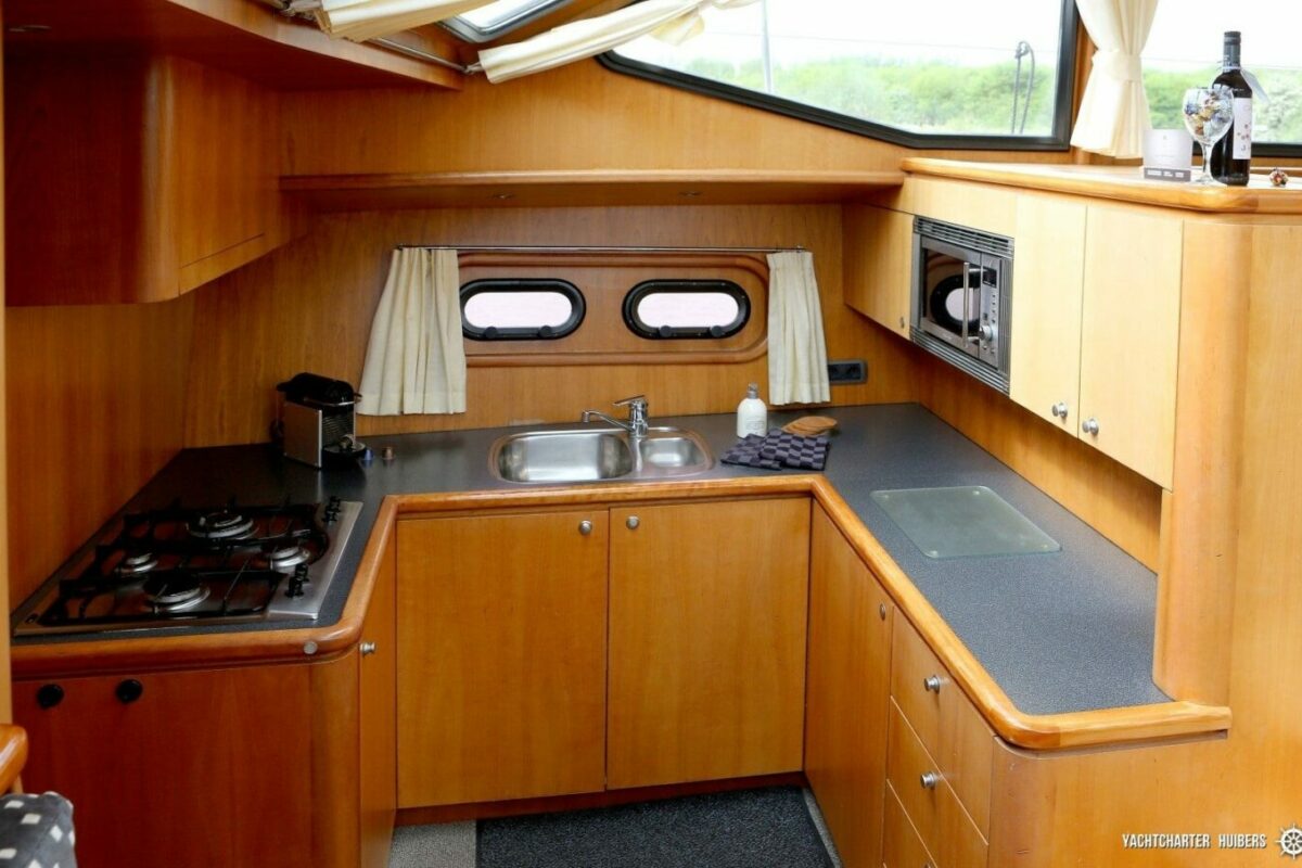 Küche auf Motoryacht Royal