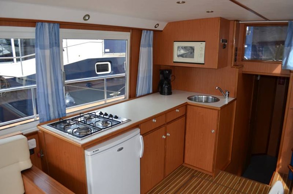 Küchenbereich Motoryacht Safari Houseboat 1200