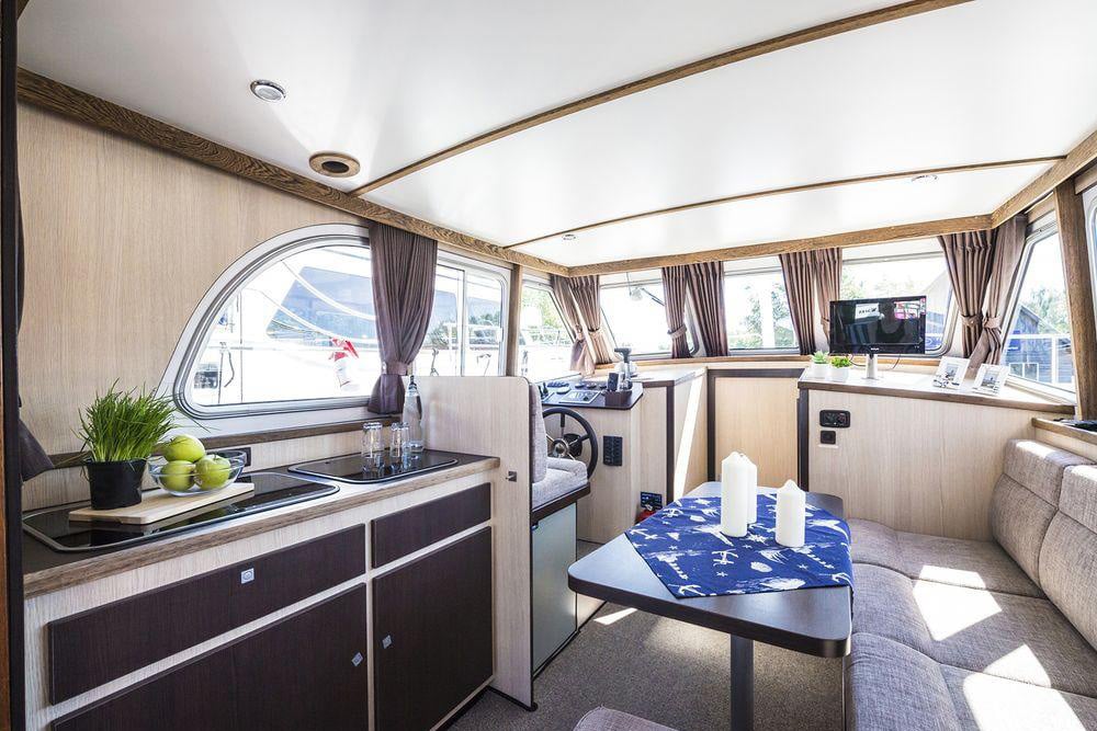 Küche und Salon auf Aventura 32