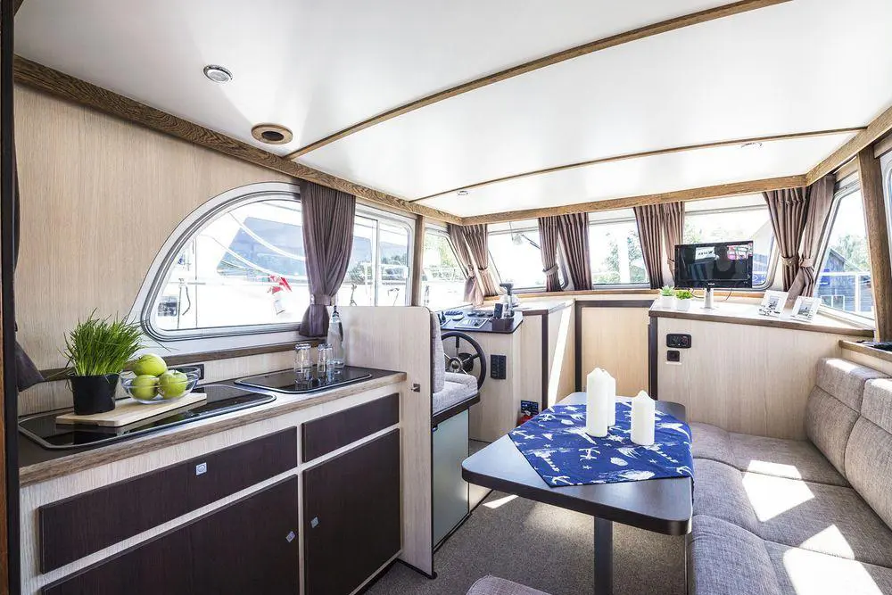 Küche und Salon auf Aventura 32
