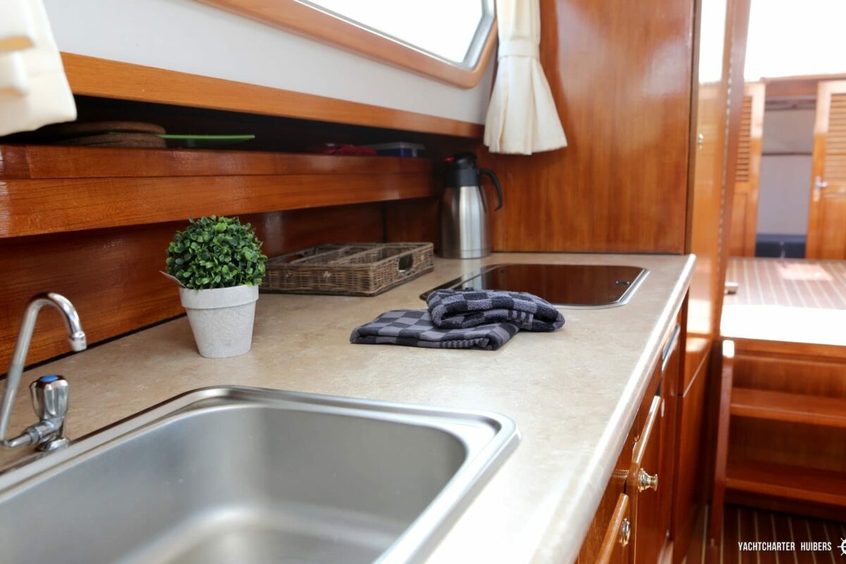 Küchenbereich Motorboot Polaris