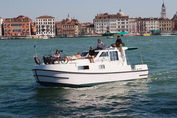 New Con Fly Boot in der Lagune Venedig