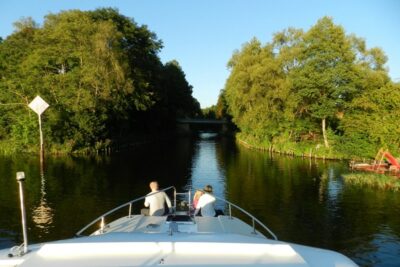 Mecklenburg Boot fahren durch Kanäle und Seen