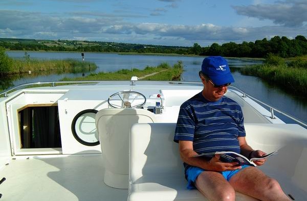 Entspannt lesen auf dem Hausboot am Shannon