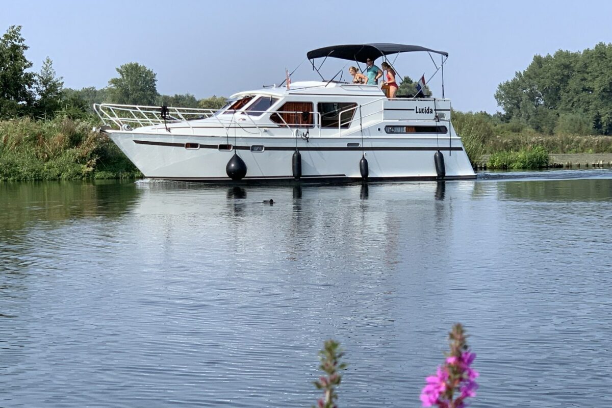Motoryacht Lucida - Yachtcharter Huibers