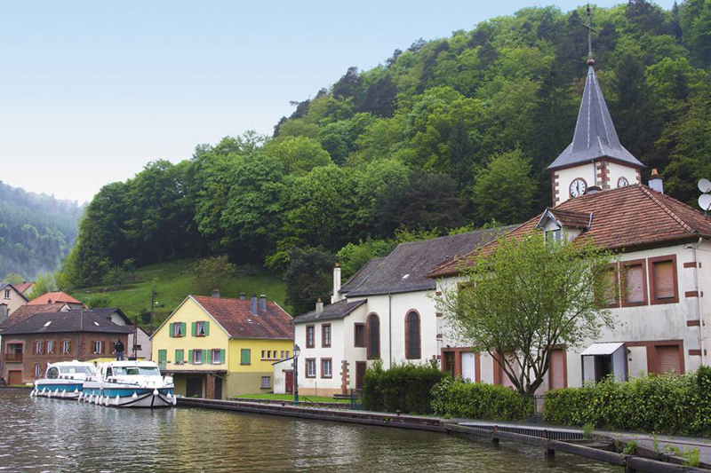 Lutzelbourg im Elsass - Hausboote angelegt am Ufer