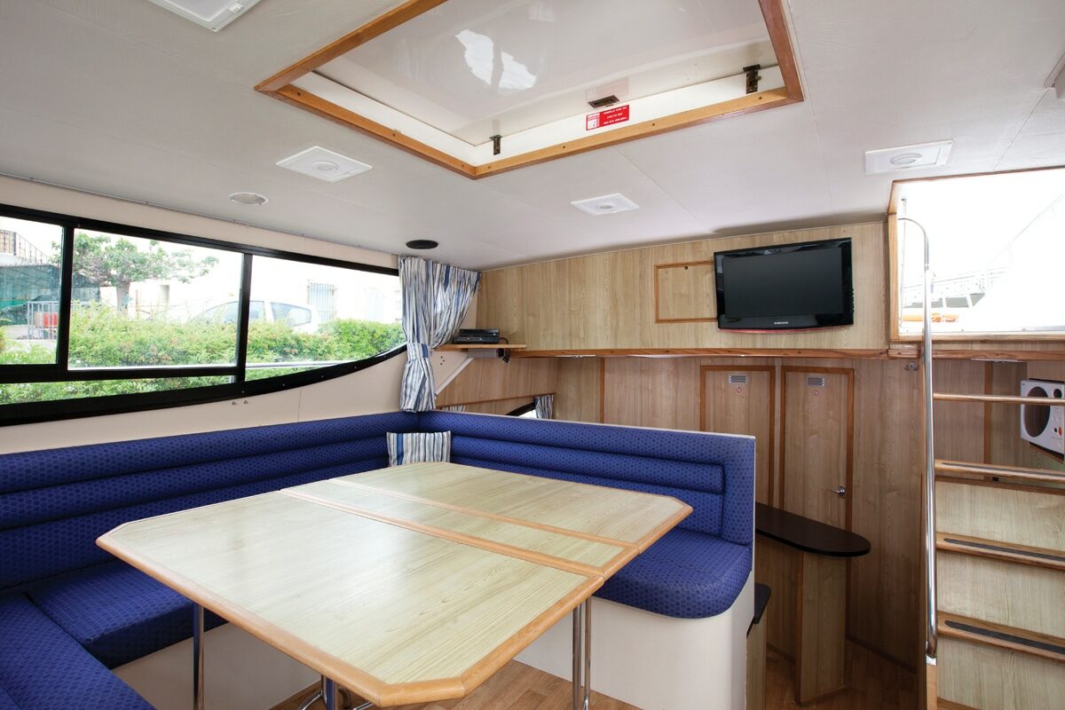 Salon auf Magnifique Boot