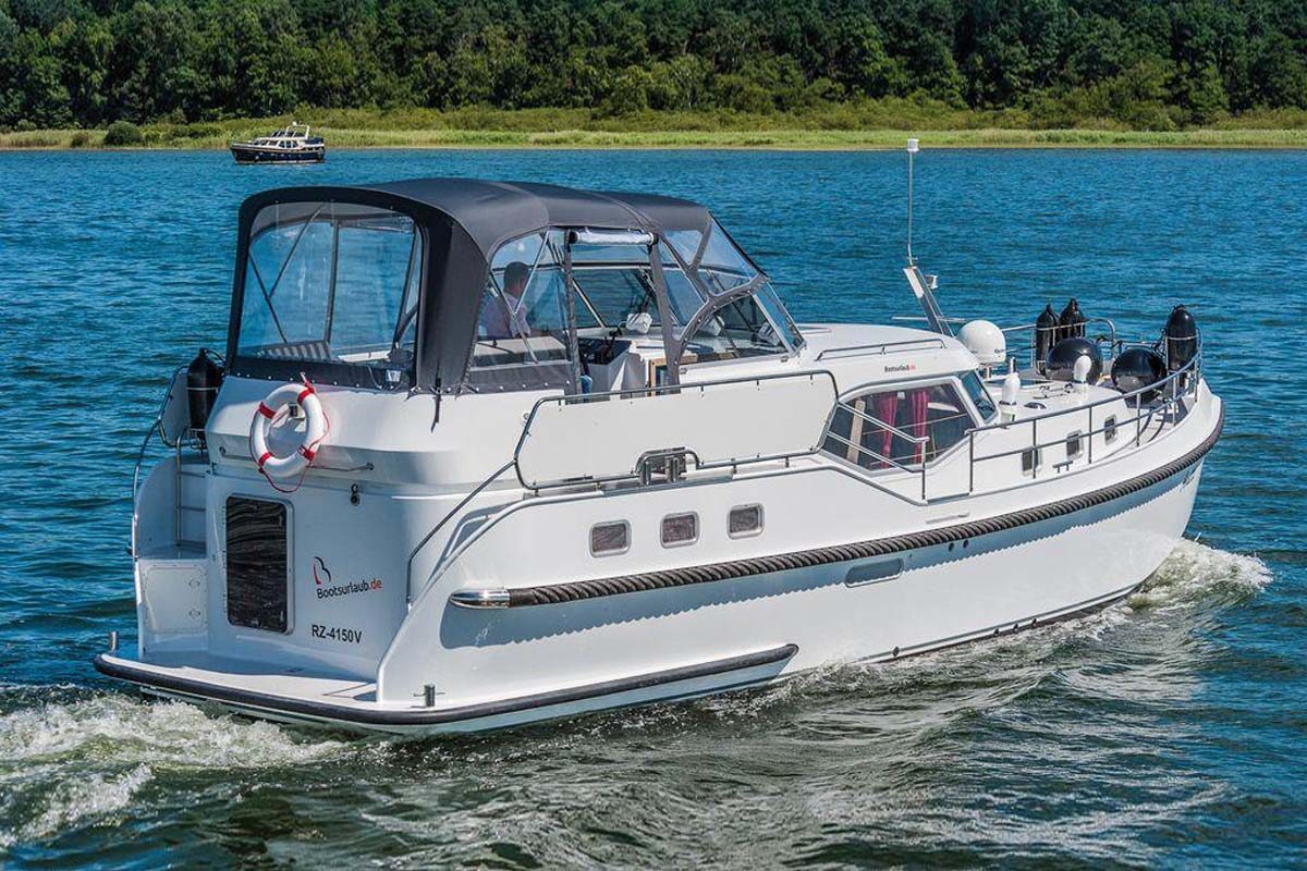 Boot Schulz 40 in Fahrt Heckansicht