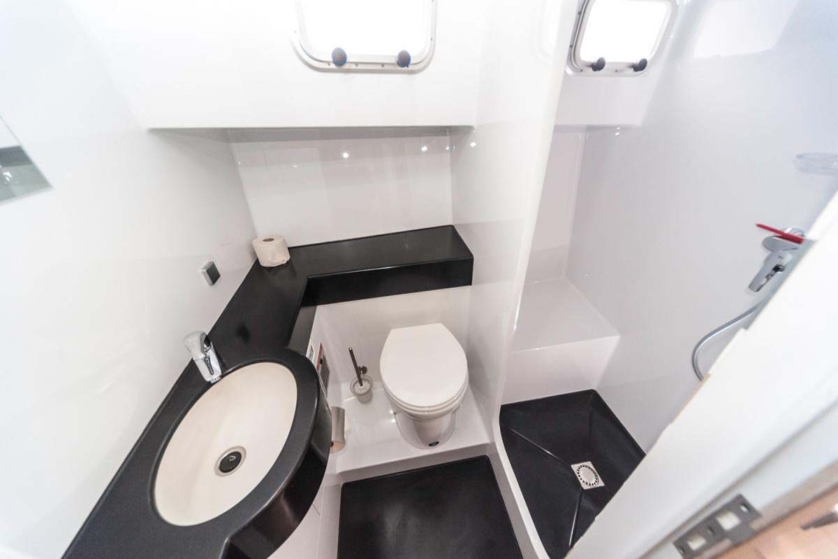 Nasszelle mit Dusche und Toilette