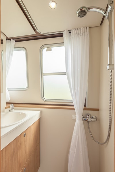 Nasszelle Dusche auf Evolution Boot