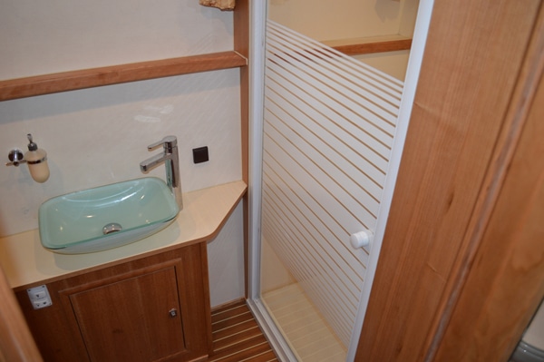 Toilette und komfortable Dusche mit Glastür