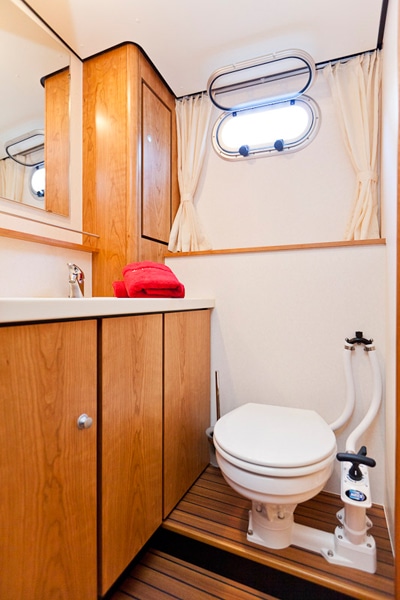 Nasszelle mit Toilette und Waschbecken