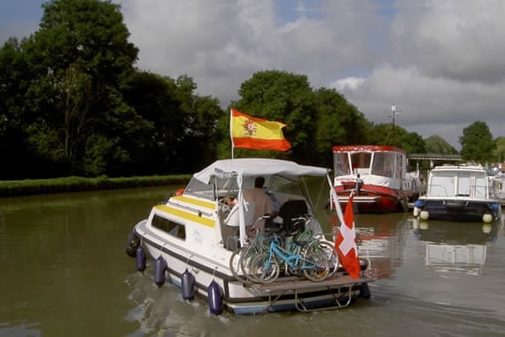 Heckansicht Hausboot Navig 27
