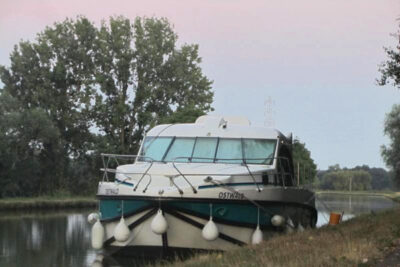 Anleger in der Natur mit Nicols Boot