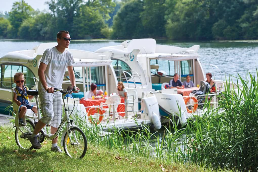 Nicols Hausboote im Päckchen angelegt am Ufer der Saone