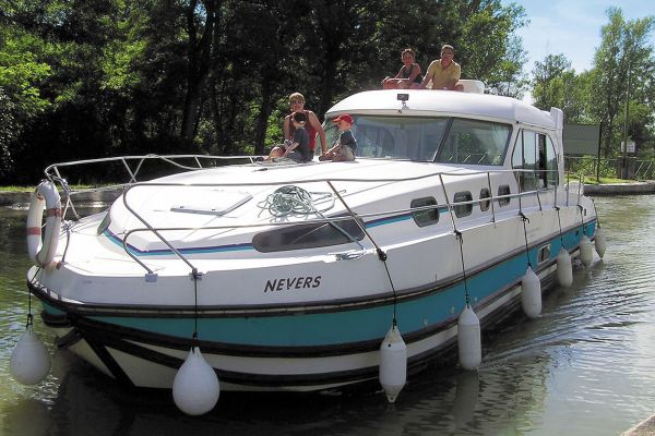 Hausboot Nicols Sedan 1310 in Fahrt