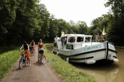 Penichette am Ufer und Fahrräder