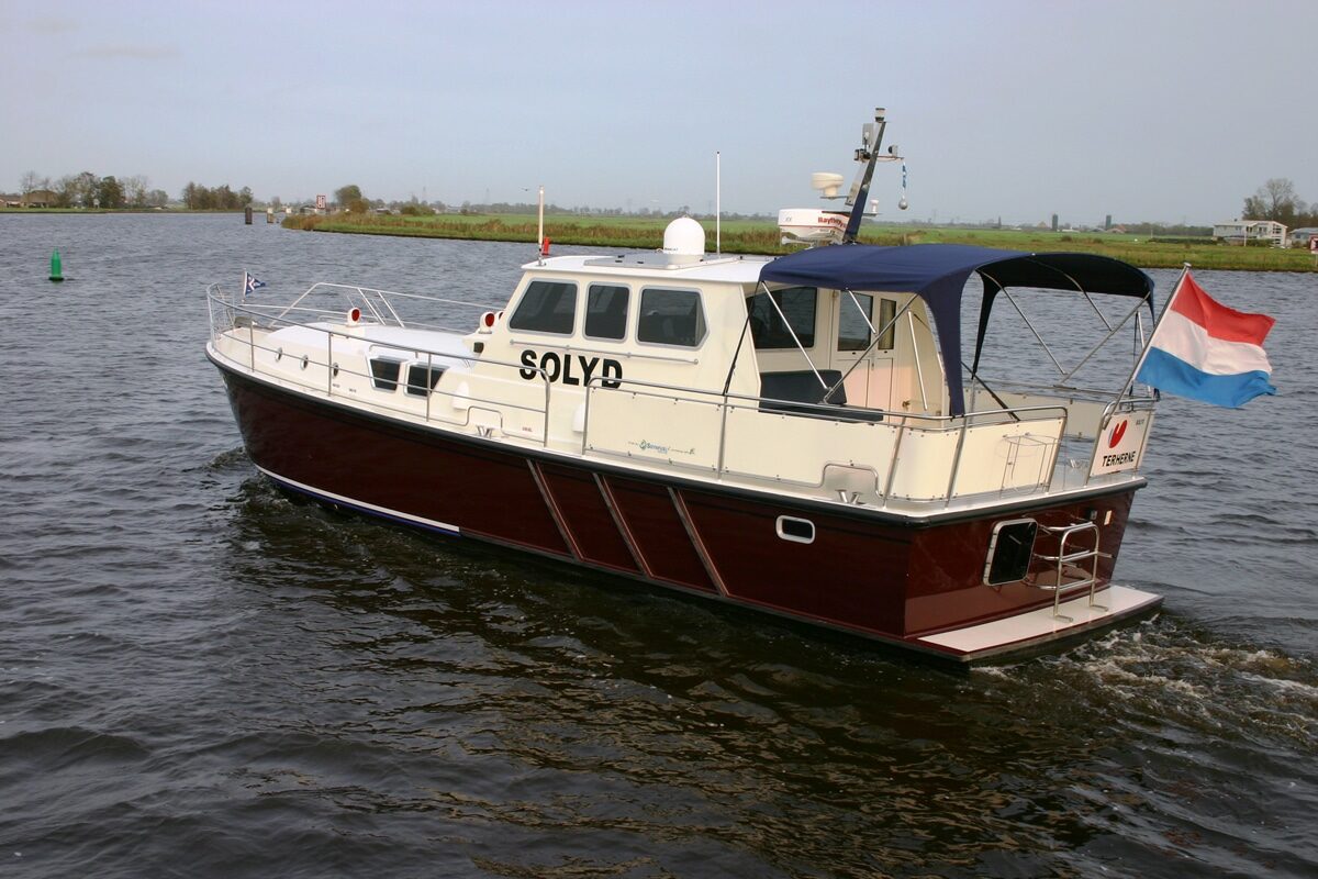 Seitliche Ansicht Motoryacht Pilot 44