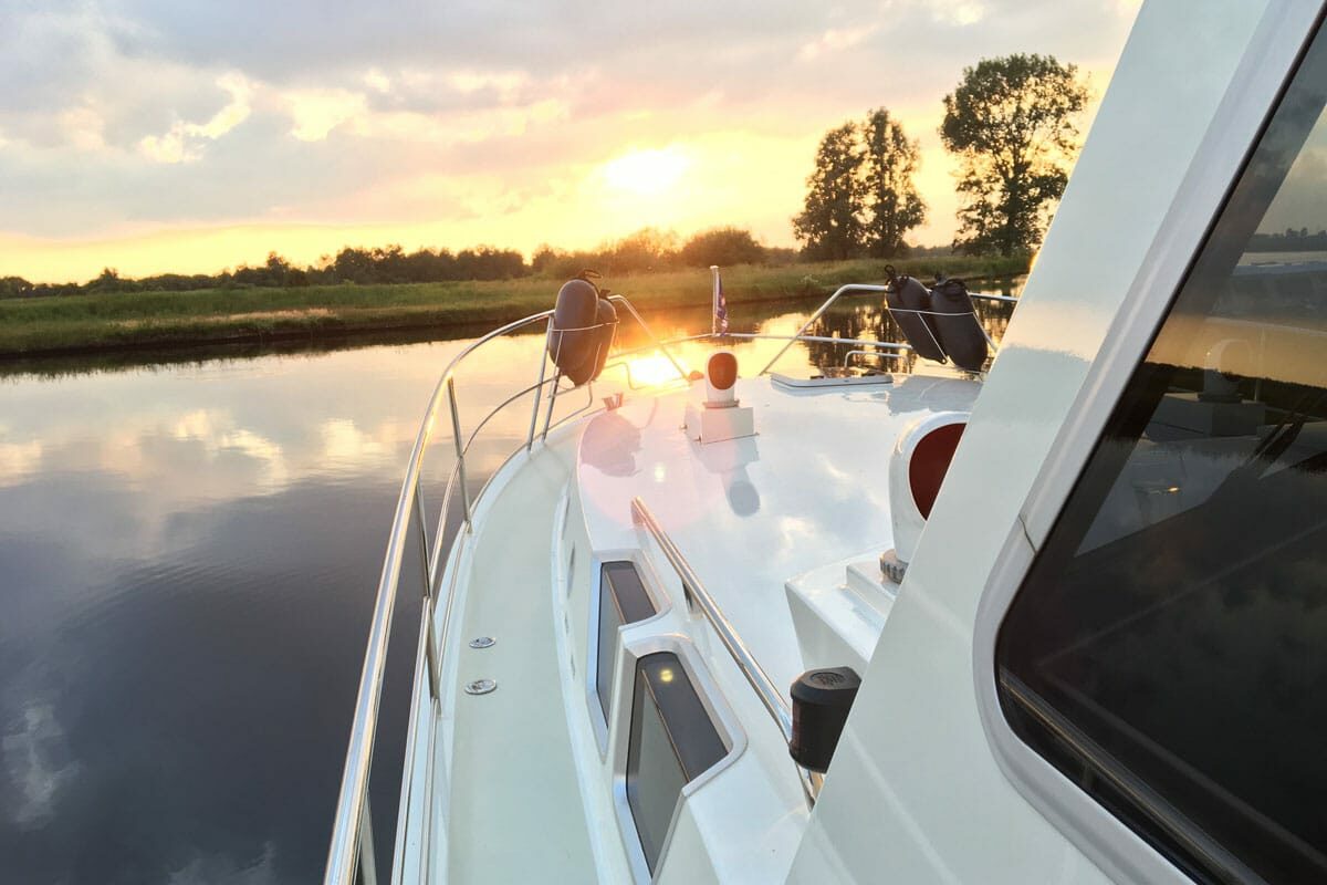 Aussicht seitlich von Pilot Motorboot