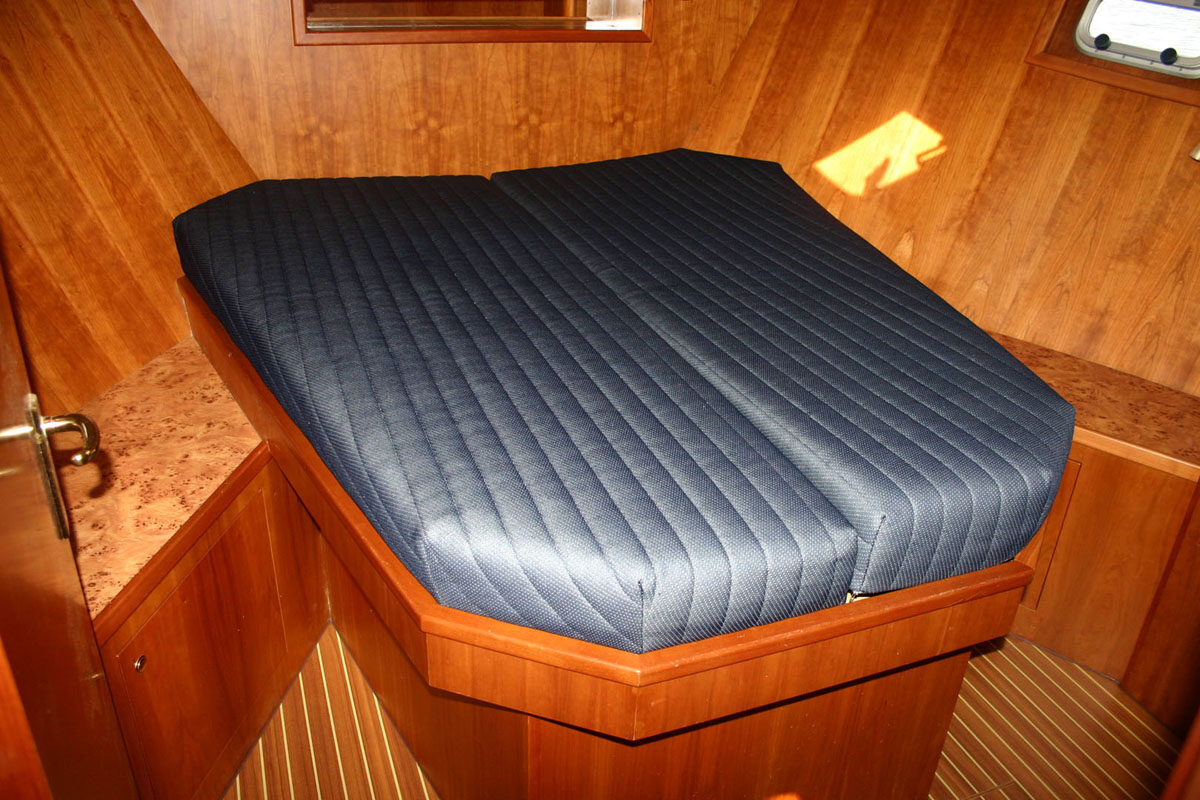 Bugkabine mit Doppelbett auf Pilot 44