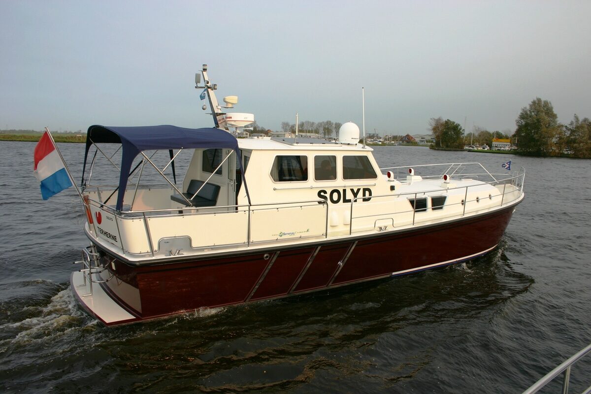 Motoryacht Pilot 44 Solyd - Yachtcharter Wetterwille
