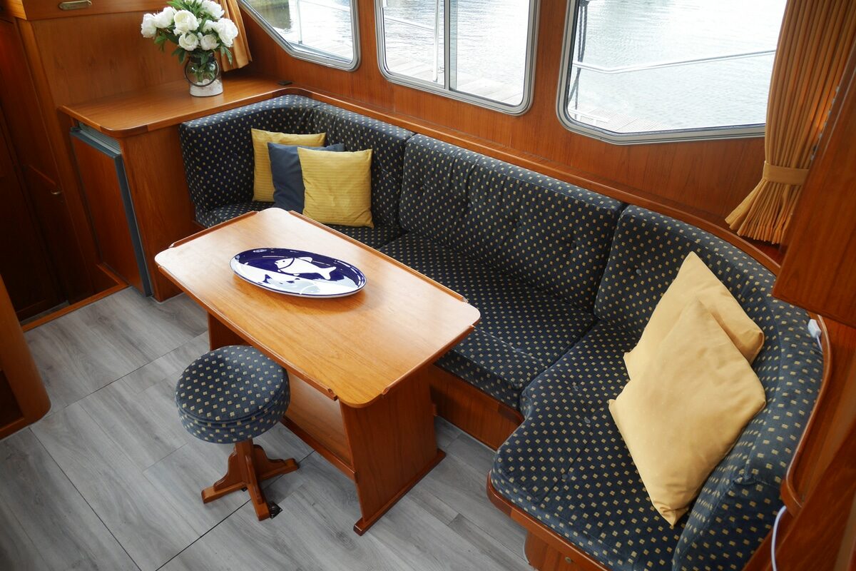 Sitzecke Salon Privateer 34 Boot
