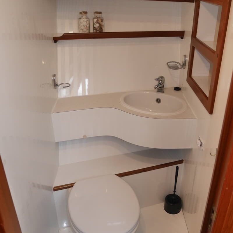 Waschbecken und Toilette