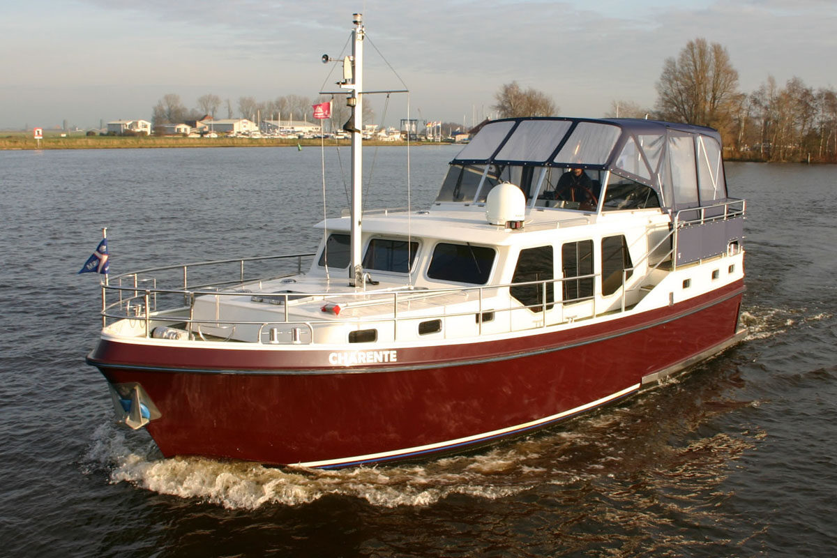 Motoryacht Privateer 37 Charente - Yachtcharter Wetterwille