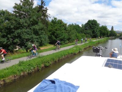 Radfahrer entlang des Kanals