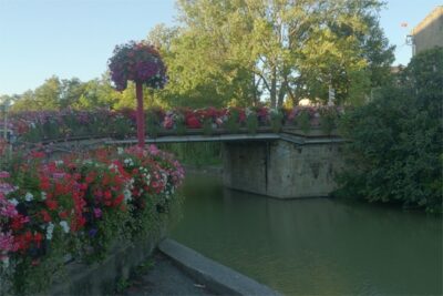 Brücke am Midi Kanal mit Blumen