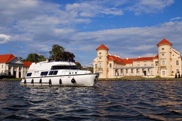 Europa 700 vor dem Rheinsberger Schloss