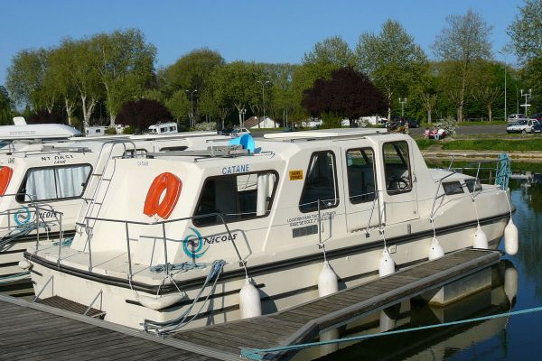 Heckansicht Riviera 920 im Hafen