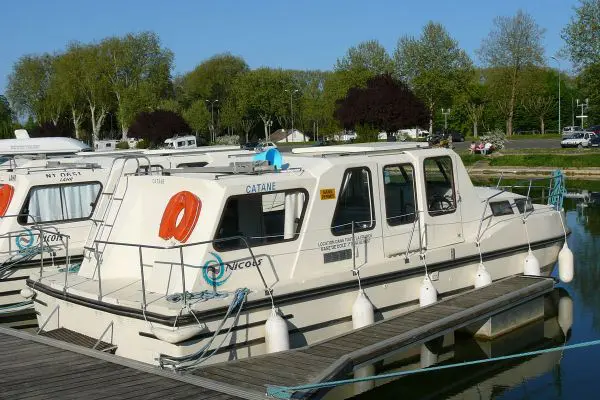 Heckansicht Riviera 920 im Hafen