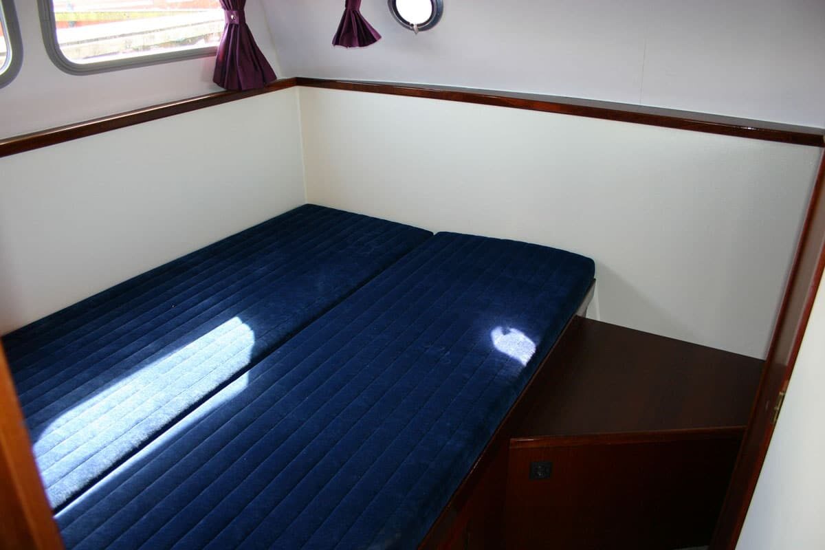 Heckkabine mit Doppelbett Rogger 1000 Boot
