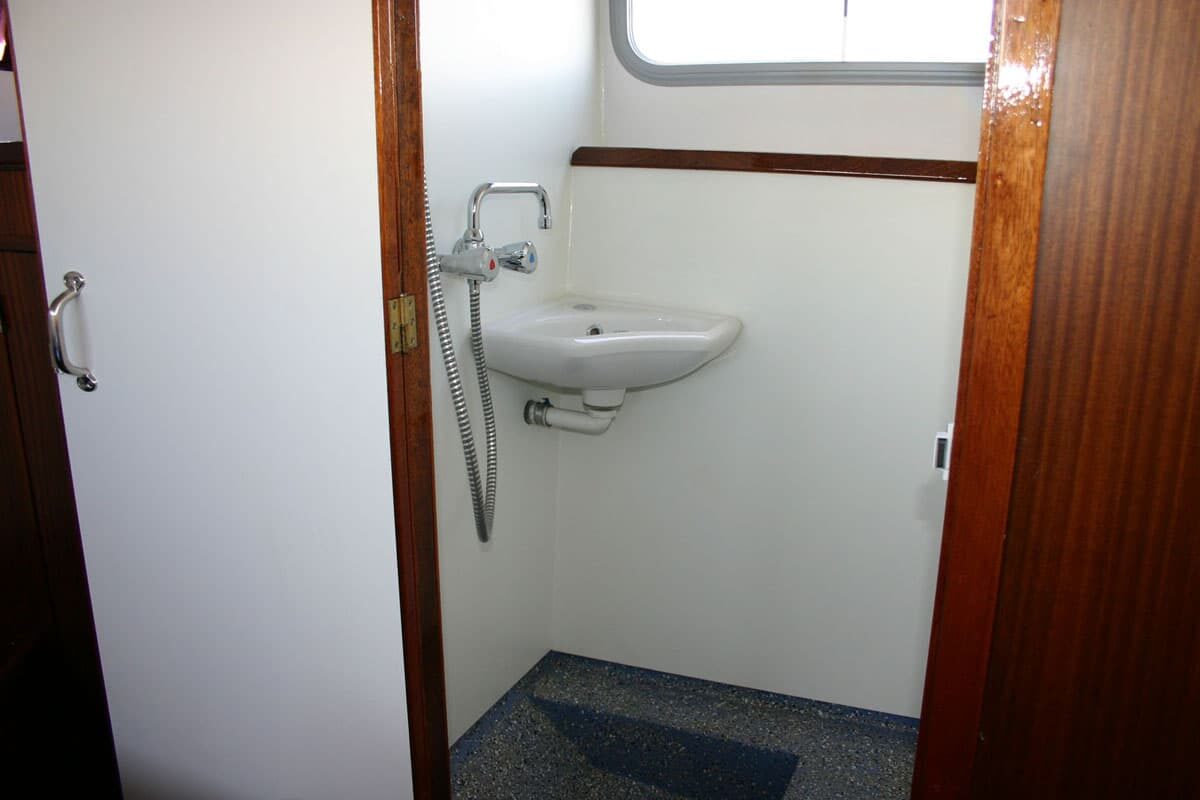 Nasszelle auf Boot Rogger 1000