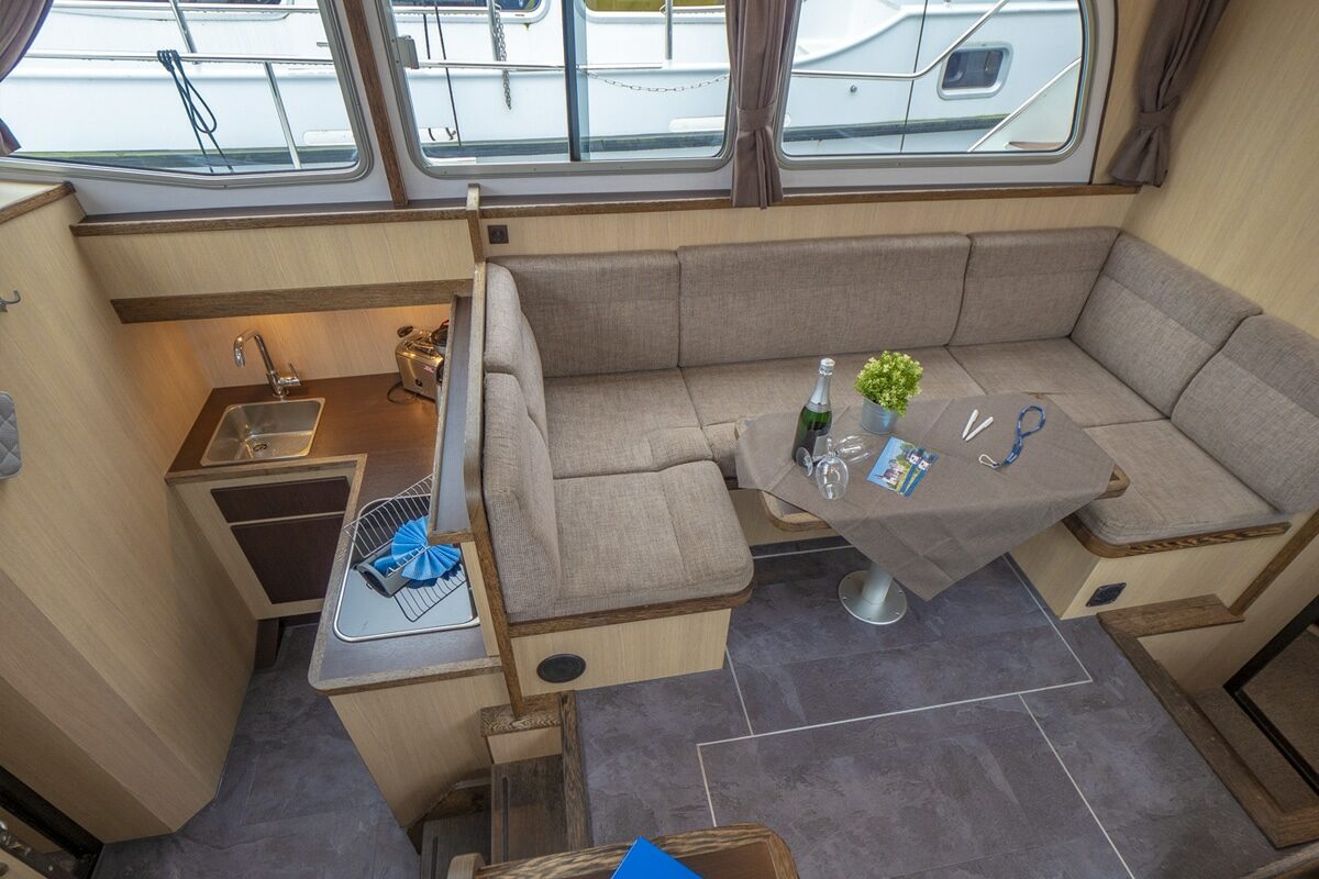 Blick von oben in den Salon Aventura 38