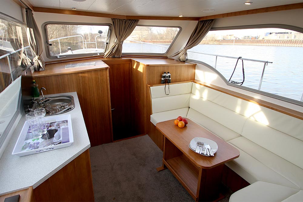 Salon Motoryacht Concordia 102 AC